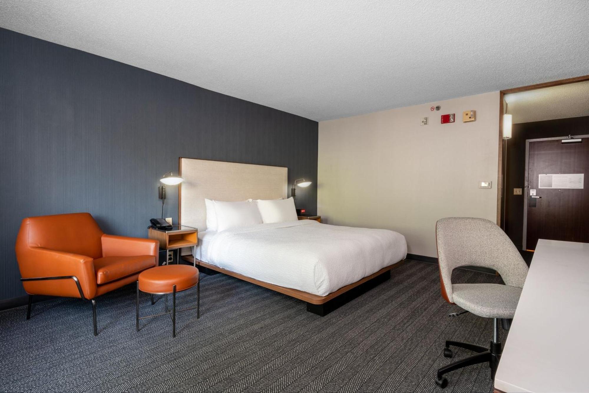 Courtyard Columbus Airport Hotel Exterior photo