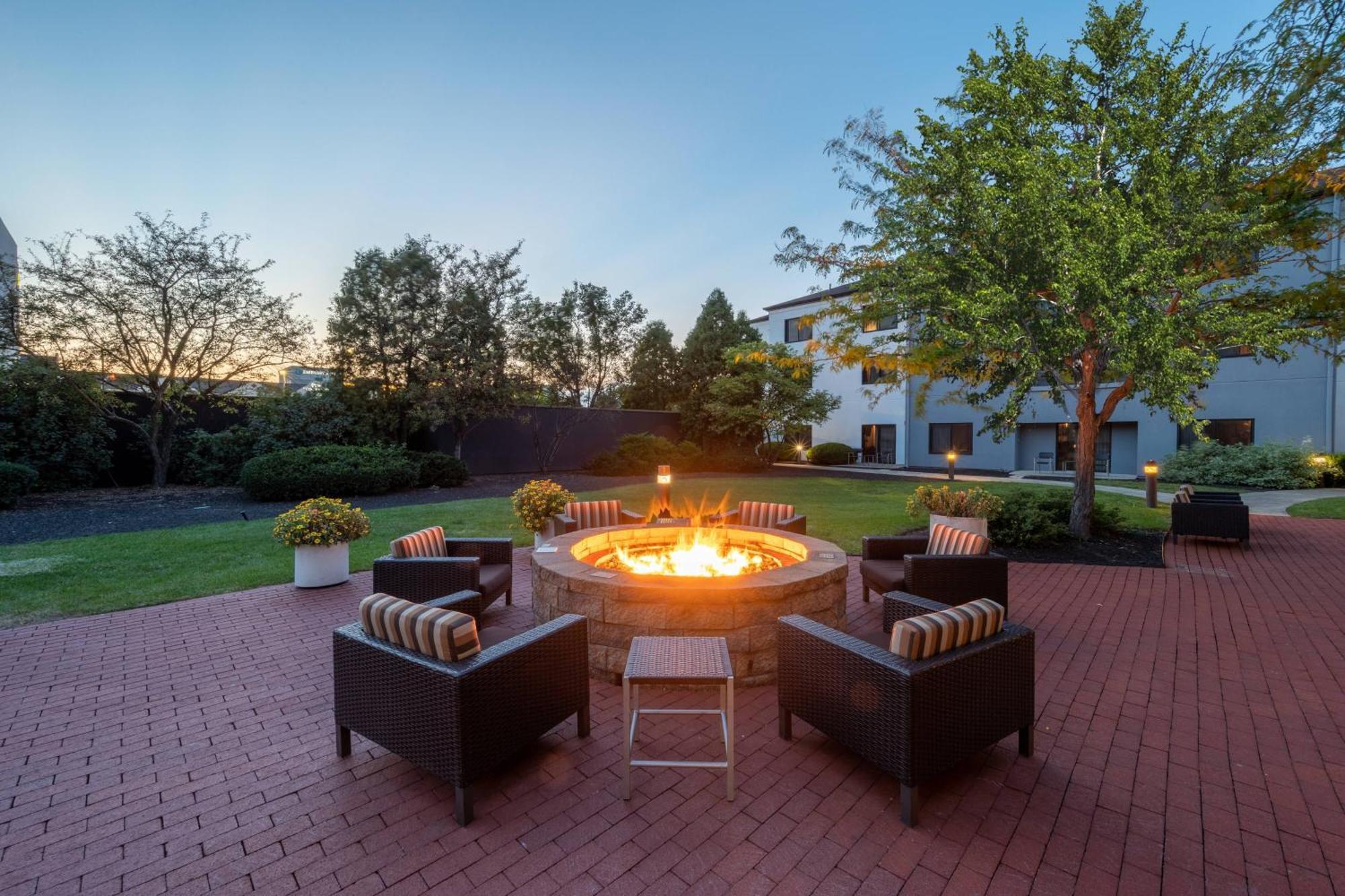 Courtyard Columbus Airport Hotel Exterior photo